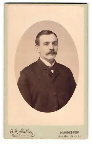 Fotografie J. H. Kredler, Magdeburg, Neustädterstr. 45, Portrait dunkelhaariger charmanter Mann im Jackett