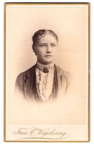 Fotografie E. Vogelsang, Berlin, Leipzigerstr. 106, Portrait bildschönes Fräulein mit Brosche am Blusenkragen