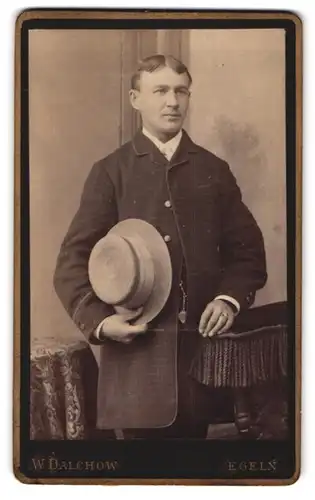 Fotografie W. Dalchow, Egeln, Breiteweg 76, Portrait junger charmanter Mann mit Hut im Anzug