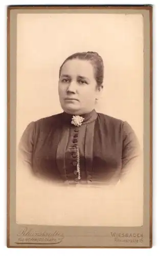 Fotografie Emil Rheinstaedter, Wiesbaden, Rheinstr. 15, Portrait hübsche junge Frau mit Blumenbrosche am Blusenkragen