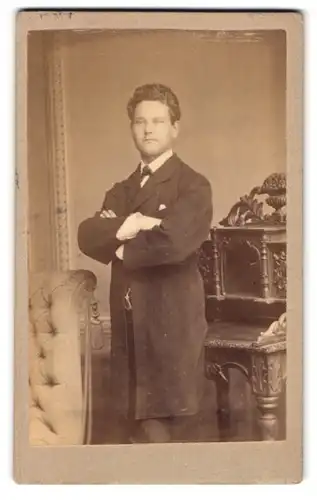 Fotografie Hermann Ramm, Magdeburg, Neustädterstr. 45, Portrait stattlicher junger Mann im Anzug