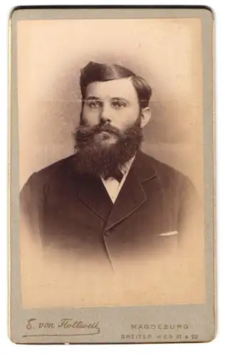 Fotografie E. von Flottwell, Magdeburg, Breiter Weg 21 /22, Portrait dunkelhaariger charmanter Mann mit Vollbart