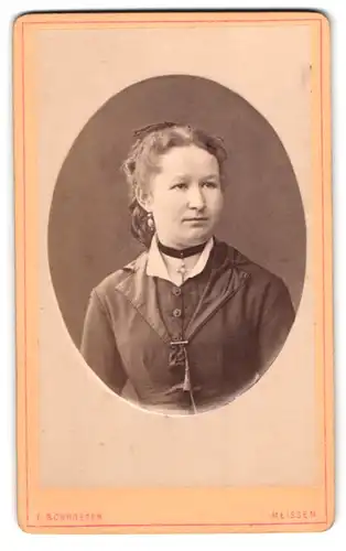 Fotografie E. Schroeter, Meissen, Obergasse 597, Portrait bildschöne junge Frau mit Ohr- und Halsschmuck