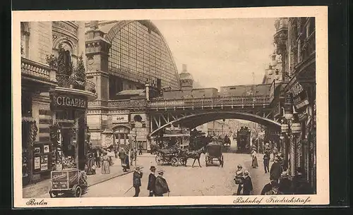 AK Berlin, Passanten und Geschäfte am Bahnhof Friedrichstrasse