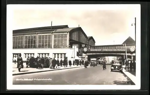 AK Berlin, Passanten auf dem Weg zum Bahnhof Friedrichstrasse