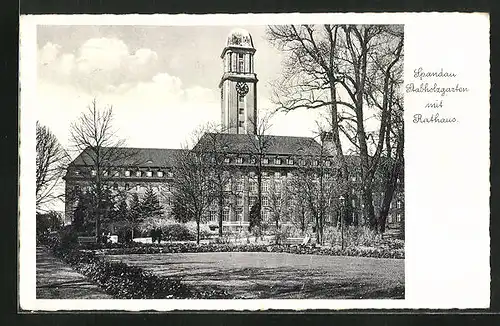 AK Berlin-Spandau, Stabholzgarten mit Rathaus