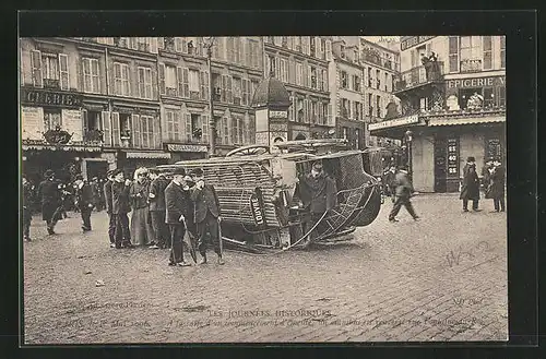 AK Paris, Les Journees Historique, 1.Mai, a la suite d`un commencement d`emeute, un omnibus es renverse