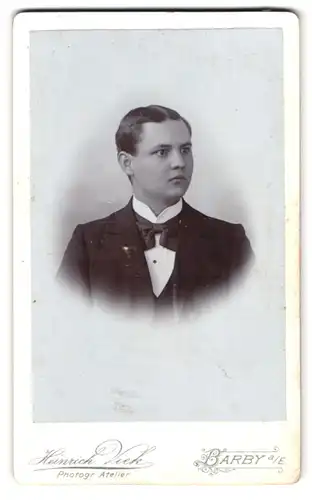 Fotografie Heinrich Viek, Barby a. E., am Markt, Portrait dunkelhaariger junger Mann in Fliege und Jackett
