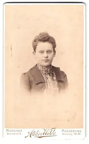 Fotografie Atelier Wehle, Magdeburg, Breiteweg 196-197, Portrait hübsche Dame mit lockigem Haar