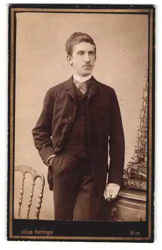 Fotografie Julius Gertinger, Wien, Margarethenstr. 28, Portrait charmanter junger Mann im Anzug