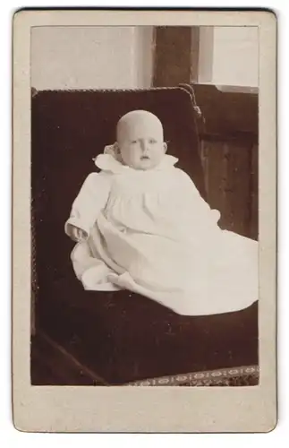 Fotografie A. Illchmann, Pernitz, niedliches Baby im weissen Taufkleidchen