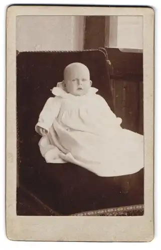 Fotografie A. Illchmann, Pernitz, niedliches Baby im weissen Taufkleidchen
