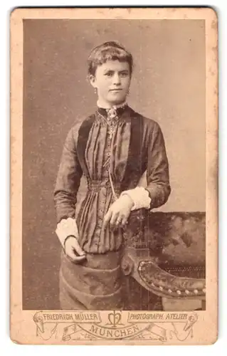 Fotografie Friedrich Müller, München, Amalienstr. 9, Portrait bildschöne junge Frau im gerüschten Kleid