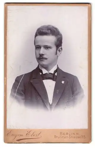 Fotografie Eugen Ebert, Berlin, Brunnenstr. 165, Portrait charmanter junger Mann mit Schnurrbart