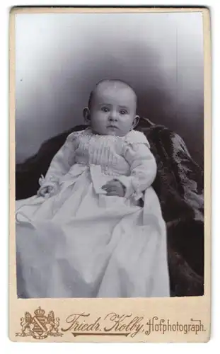 Fotografie Friedr. Kolby, Zwickau i. S., Äuss. Plauenschen Str., Portrait süsses Baby im weissen gerüschten Taufkleid