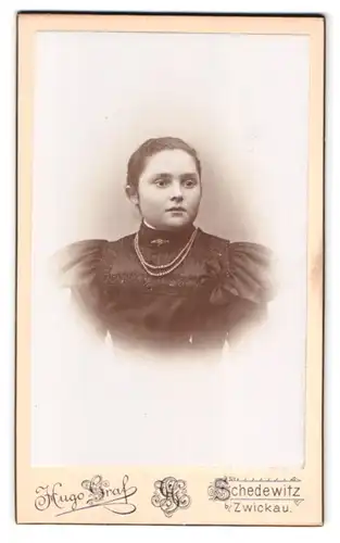 Fotografie Hugo Graf, Schedewitz i. S., Hauptstr. 71, Portrait bildschönes Fräulein mit Perlenhalskette