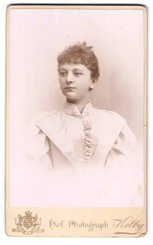 Fotografie Atelier Kolby, Zwickau i. S., Äuss. Plauensche Str. 17, Portrait brünettes Fräulein in gerüschter Bluse