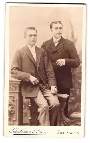 Fotografie Scheithauer & Giese, Zwickau i. S., Äuss. Plauensche Str. 24, Portrait zwei elegant gekleidete Männer