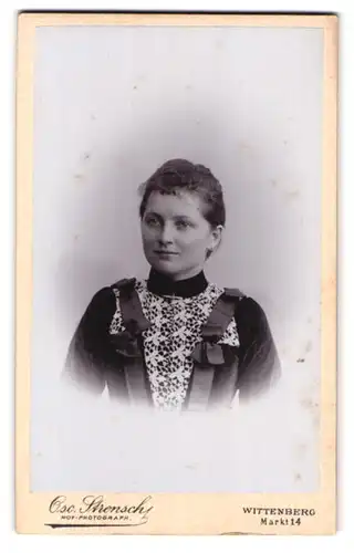 Fotografie Osc. Strensch, Wittenberg, Markt 14, Portrait hübsche junge Frau in bestickter Bluse