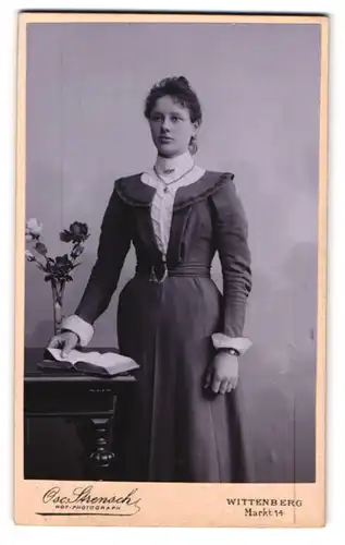 Fotografie Osc. Strensch, Wittenberg, Markt 14, Portrait brünette junge Frau im prachtvollen Kleid