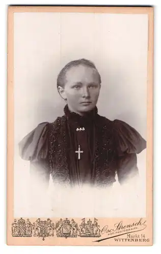 Fotografie Osc. Strensch, Wittenberg, Markt 14, Portrait bildschönes Fräulein mit zurückgebundenem Haar