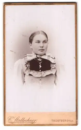 Fotografie C. Stallechner, Trostberg a. Alz., Portrait hübsche junge Frau mit Schleife am Blusenkragen