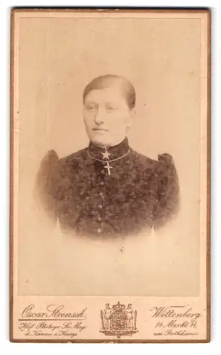 Fotografie Oscar Strensch, Wittenberg, Markt 14, Portrait einer elegant gekleideten Frau mit Halsschmuck