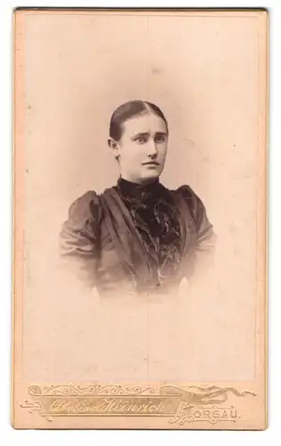 Fotografie Atelier Heinrich, Torgau, Schlossstrasse 476, Portrait brünette junge Schönheit in gerüschter Bluse