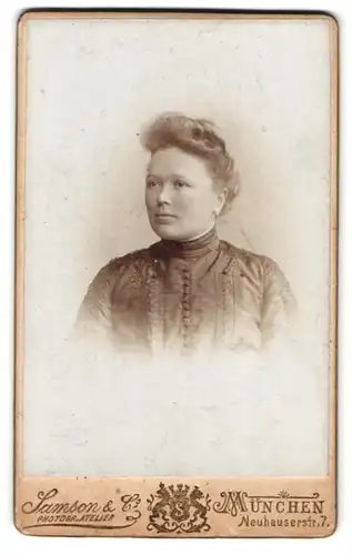 Fotografie Samson & Co., München, Neuhauserstr. 7, Portrait brünette hübsche Dame in bestickter Bluse