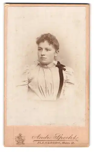 Fotografie Andr. Specht, Flensburg, Holm 12, Portrait brünettes Fräulein mit lockigem Haar