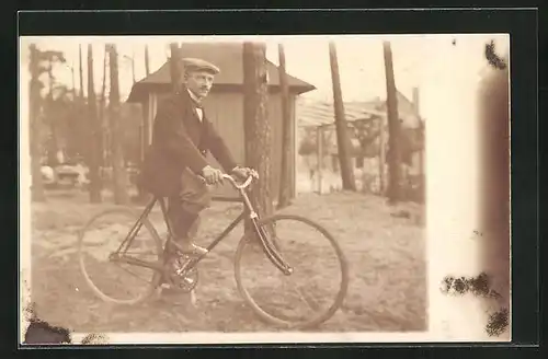 Foto-AK Junger Mann fährt Fahrrad