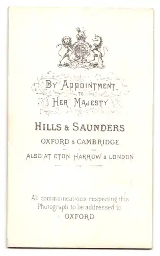 Fotografie Hills & Saunders, Oxford, Portrait charmanter Herr mit Krawatte im Jackett