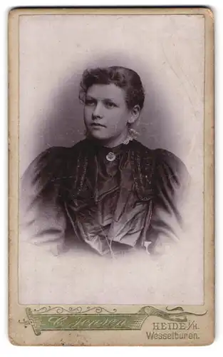Fotografie C. Jensen, Heide i. H., Wesselburen, Portrait bildschönes Fräulein in prachtvoller Bluse