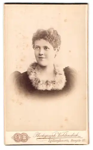 Fotografie Vahlendick, Kellinghusen, Bergstr. 10, Portrait bezaubernd lächelndes Fräulein mit Pelz am Blusenkragen