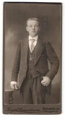 Fotografie Joseph Gausselmann, Münster i. W., Königsstr. 13, Portrait charmanter junger Mann im eleganten Anzug