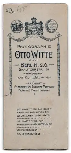 Fotografie Otto Witte, Berlin, Skalitzerstr. 54, Portrait brünette Schönheit mit Blumenvase in der Hand