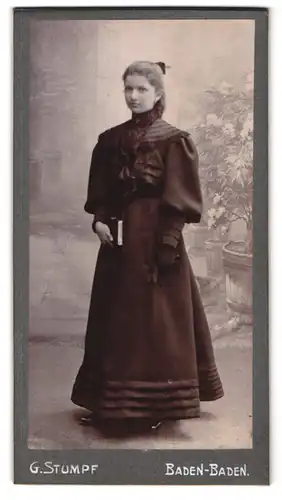 Fotografie G. Stumpf, Baden-Baden, Portrait hübsches Fräulein im prachtvoll gerüschten Kleid