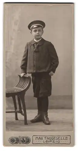 Fotografie Max Taggeselle, Leipzig, Zeitzerstr. 23, Portrait frecher Bube mit Schirmmütze