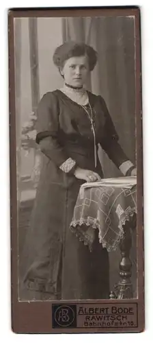 Fotografie Albert Bode, Rawitsch, Bahnhofstr. 10, Portrait hübsche junge Frau im eleganten Kleid