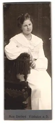 Fotografie Max Dorbert, Vilshofen a. D., Portrait charmant lächelndes Fräulein im weissen Kleid