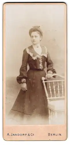 Fotografie A. Jandorf, Berlin, Portrait bildschöne junge Frau im elegant besticktem Kleid