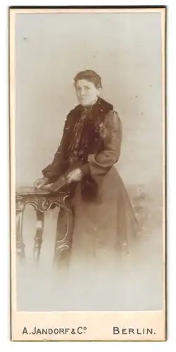 Fotografie A. Jandorf, Berlin, Portrait hübsche Dame mit Pelz am Kleid