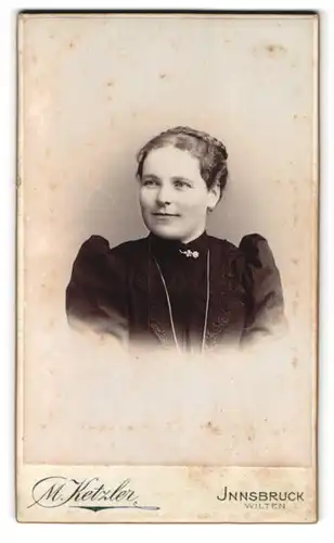 Fotografie M. Ketzler, Innsbruck, Portrait bildschönes Fräulein mit Brosche am Kleiderkragen