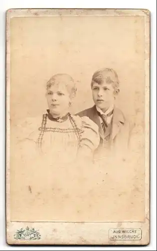 Fotografie Aug. Wilcke, Innsbruck, Rudolfstrasse 1, Portrait elegant gekleidetes junges Paar