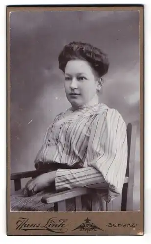 Fotografie Hans Link, Schwaz, Spornbergerstr. 74a, Portrait dunkelhaarige hübsche Frau in gestreifter Bluse