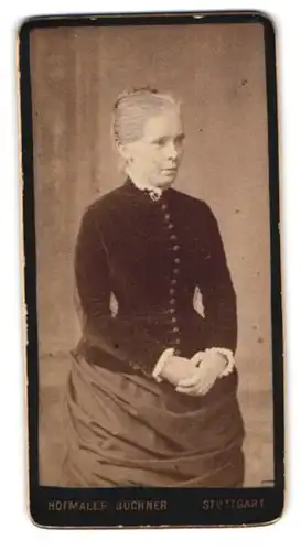 Fotografie Hofmaler Buchner, Stuttgart, Portrait hübsche blonde Dame in Bluse mit Knopfleiste