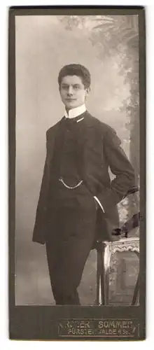 Fotografie Robert Sommer, Fürstenwalde a. Sp., Münchebergerstr. 9, Portrait junger Mann mit charmantem Blick im Anzug