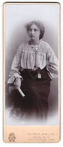 Fotografie Atelier Globus, Berlin, Leipzigerstr. 132-135, Portrait bildschönes Fräulein in Bluse und Rock