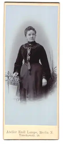 Fotografie Emil Lampe, Berlin, Tresckowstr. 18, Portrait einer elegant gekleideten Frau mit Brosche am Blusenkragen