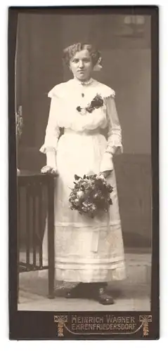 Fotografie Heinrich Wagner, Ehrenfriedersdorf, Chemnitzerstrasse, Portrait bildschönes Fräulein mit Blumenstrauss